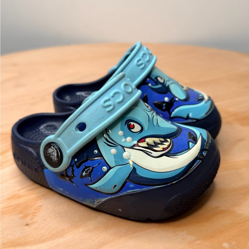 Crocs Kids Aqua and Navy Shark Fun Lab Lights Led Eye Unisex Size 7C